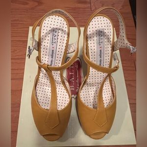 NWB- B.A.I.T. x Unique Vintage mustard yellow t- strap peep toe pump- size 9